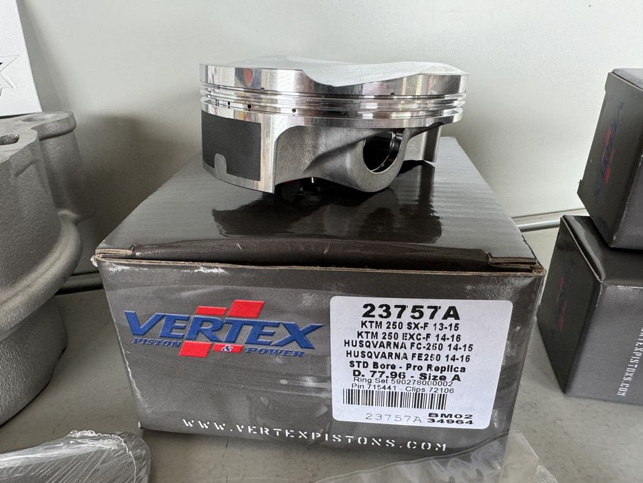 НОВ Комплект Цилиндър Бутало Клапани Гарнитури KTM SX-F 250 2013/2015