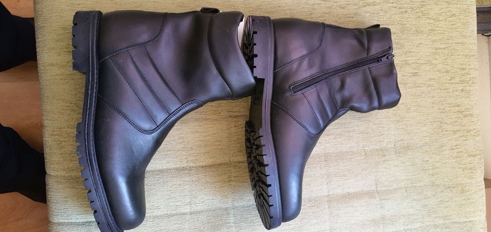 Продавам мъжки боти 2  чифта