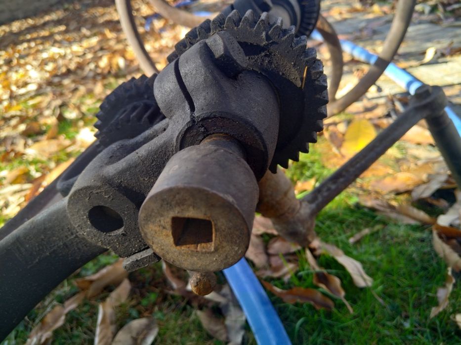 Продавам антикварна Френска ръчна настолна бормашина с менгеме