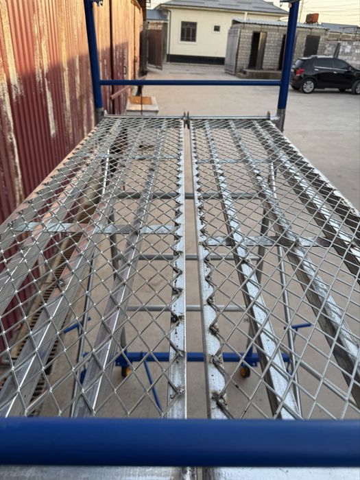 Оцинкованные строительные леса на колесах, с поддонами, ограждение