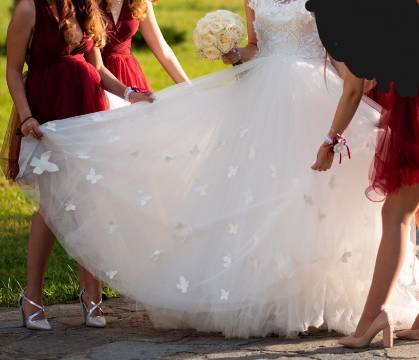 Vând rochie de mireasă tip prințesă, cu fluturași