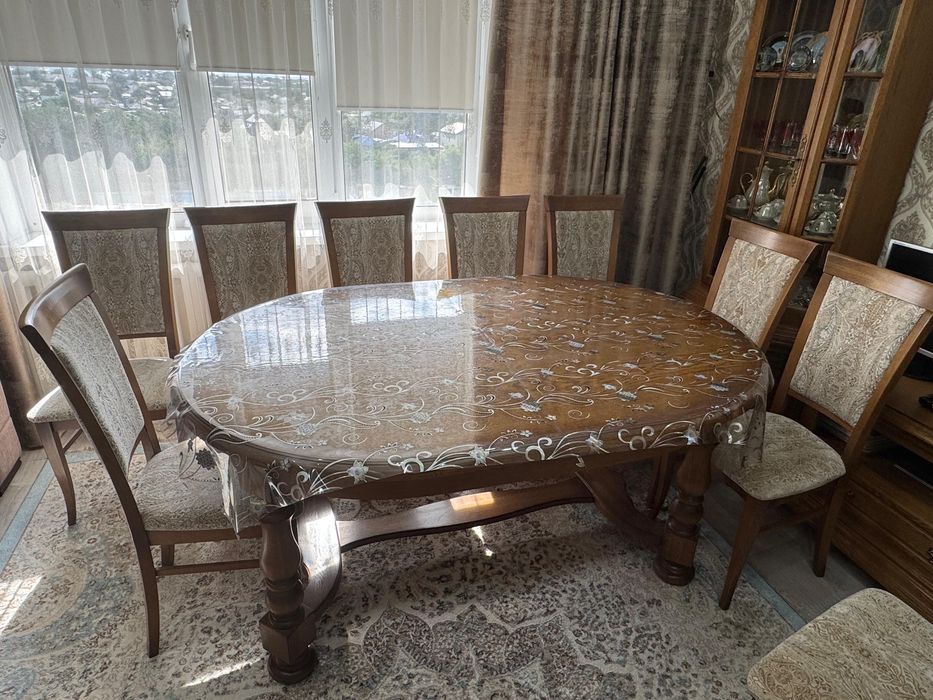 Продам стол с 10 стульями