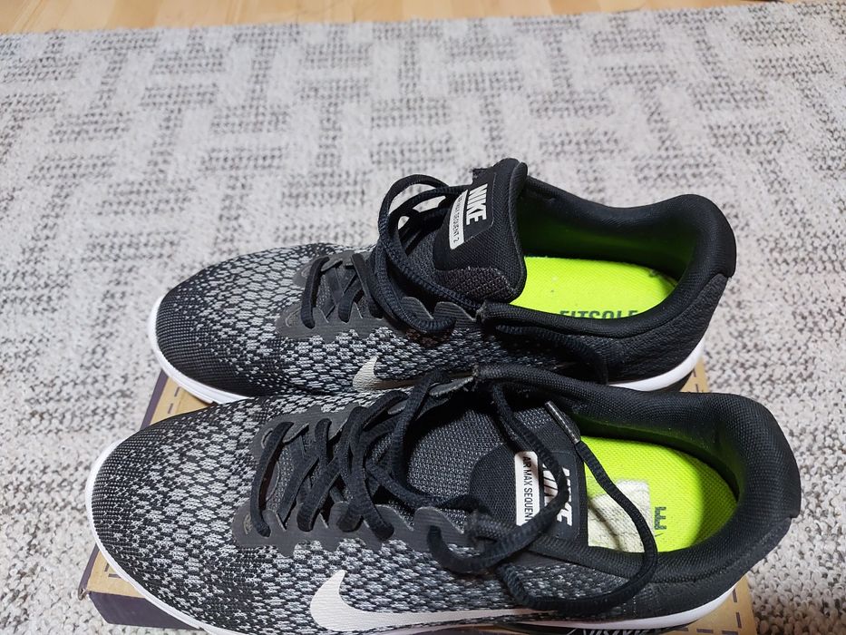 Vind 2 perechi adidasi