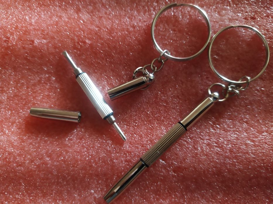 Миниатюрная отвёртка брелок. Подойдёт для ремонта очков и сотовых.