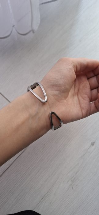 Часы-манжета с шарнирным механизмом Silvertone со стразами золотистого