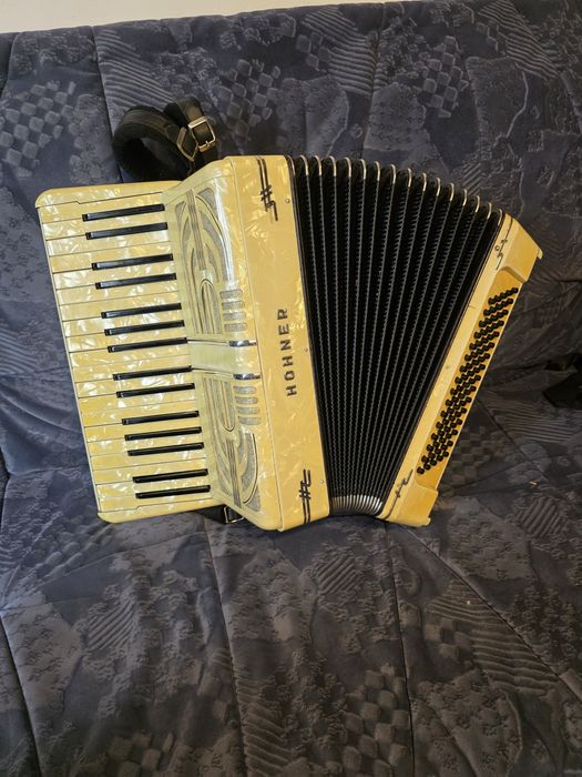 Hohner Tango 2 ,80 de basi ,bandon ,stare perfectă