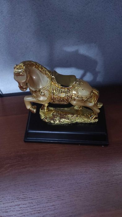 Статуэтка «Золотой конь» лошадь подарок