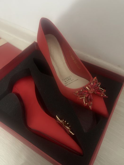 Новый туфли красные