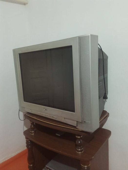 Телевизор LG в хорошем состояний