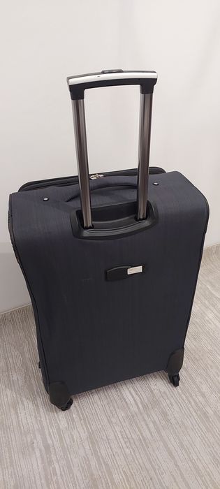 Чемодан большой серого цвета