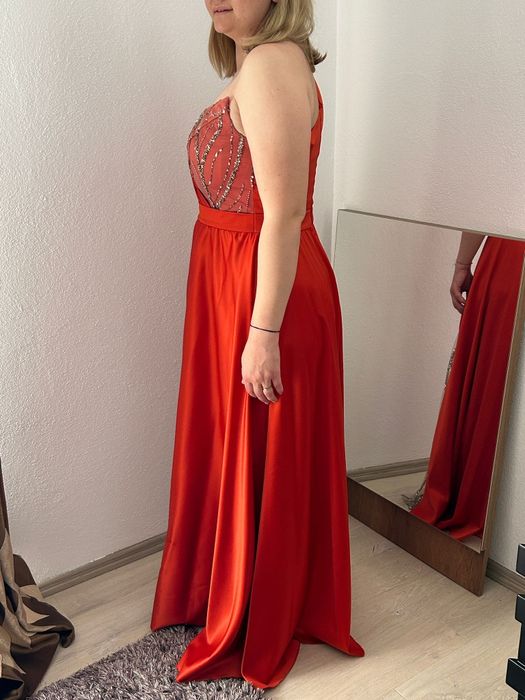 Rochie ocazie din tafta usor elastica.