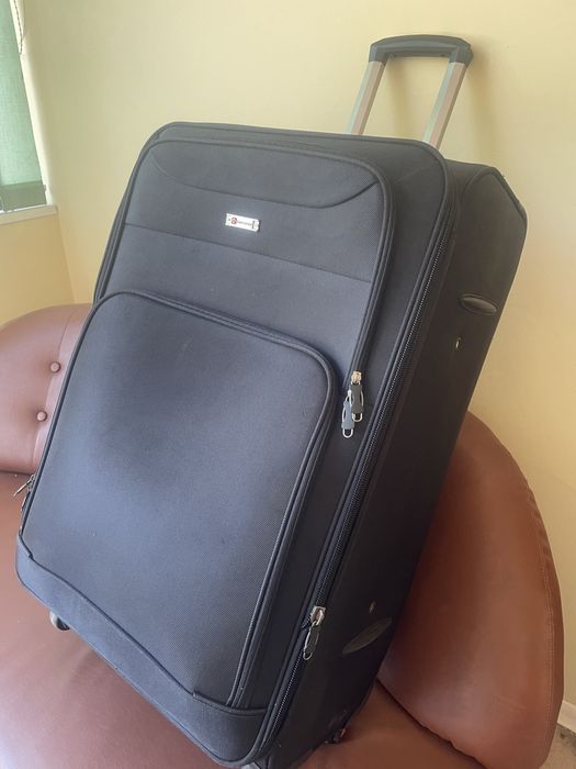 Valiza voiaj , culoarea neagra