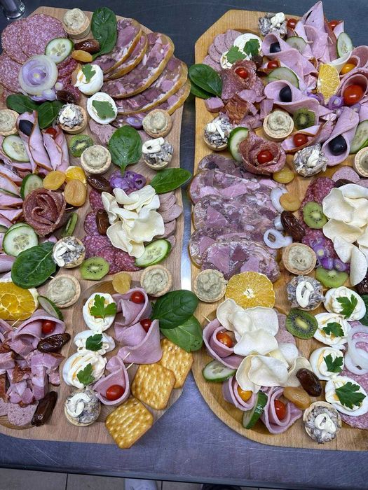 Vand: Platouri festive, sarmale crude sau preparate si cozonaci