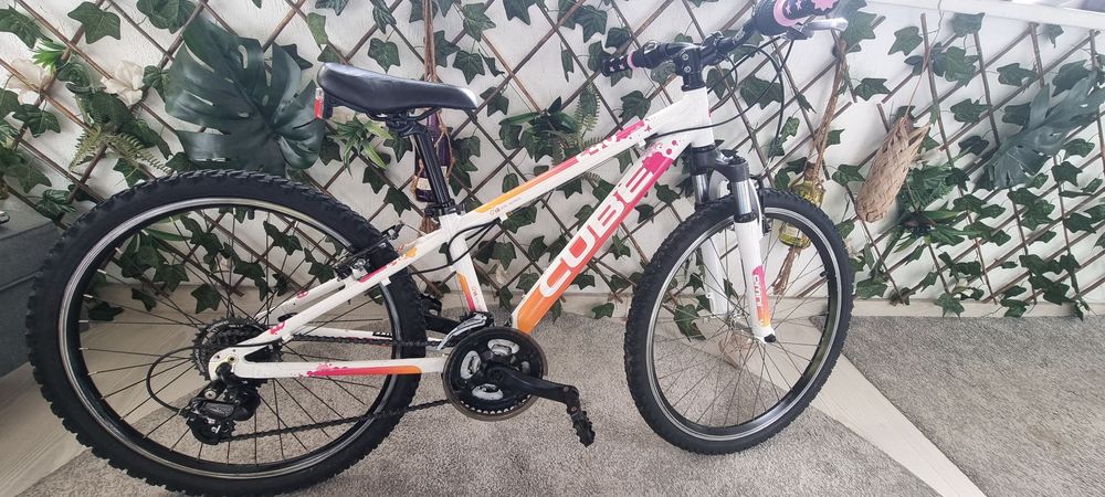 Bicicleta Cube R24 de fete