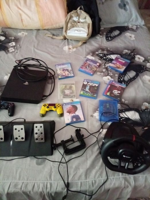 Vând ps4 pro de 900 de gb