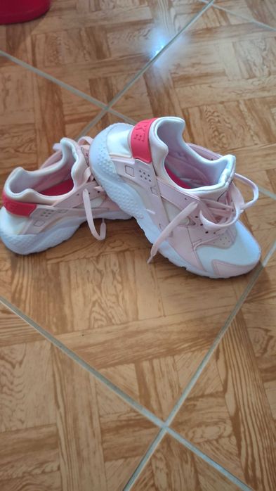 Adidasi Nike marimea 38 dar eu zic ca sunt un 37,5