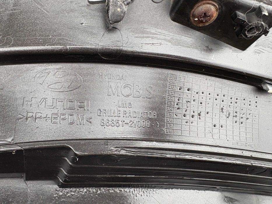 Grila radiator Hyundai IX35 / Tucson dupa 2010 originala 86351-2Y000