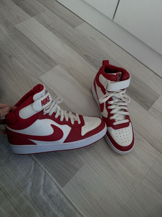 Спортни обувки nike червени
