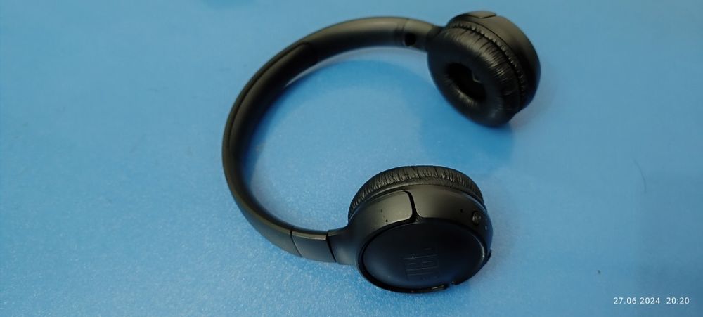 Продам наушники JBL