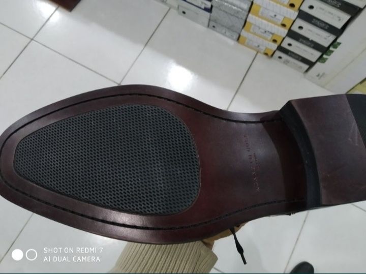 Фирменные лакированные туфли из натуральной кожи и неолитлвой подошвой