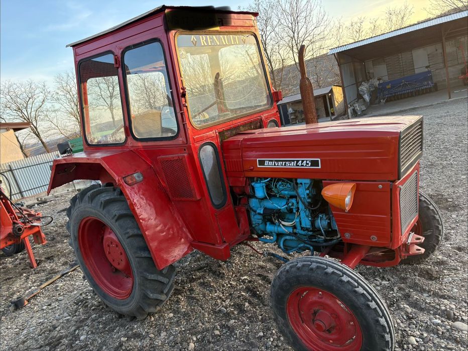 Tractor universal 445