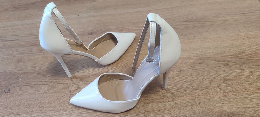 Бели обувки на висок ток
