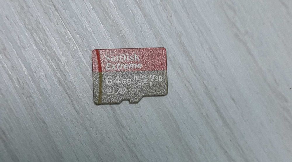 GoPro Hero 7 White+SanDisk 64GB+Suporturi Originale–Stare Foarte Bună