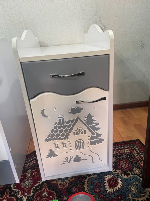 Детская кровать и тумба