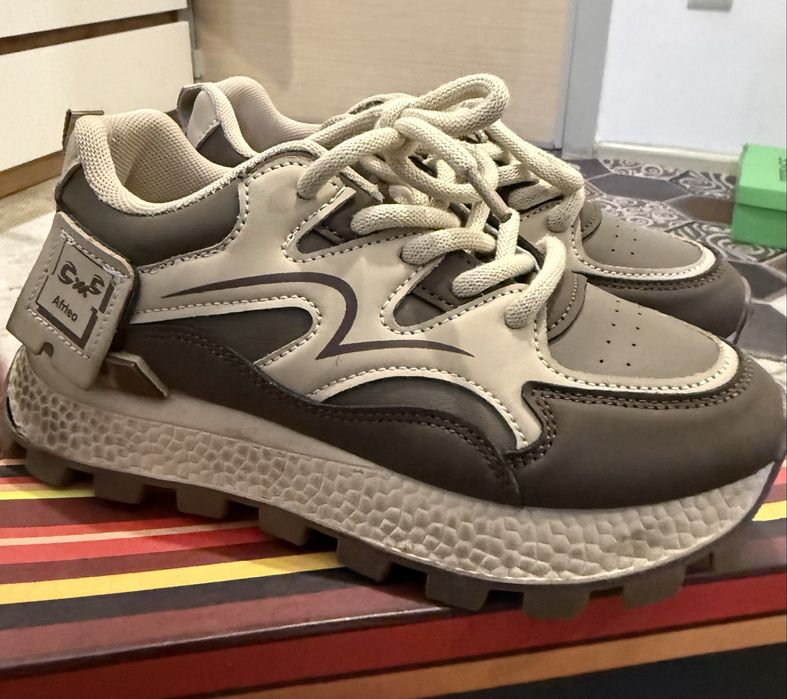 Кроссовки женские