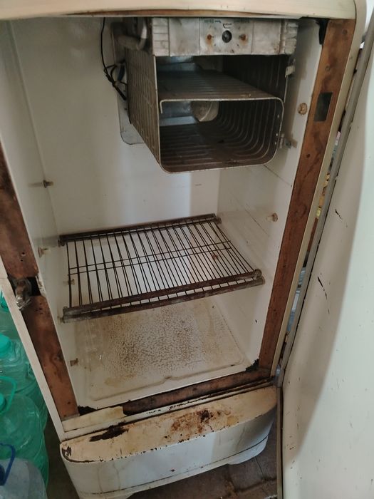 Холодильник б/у Днепр. Морозит отличнр