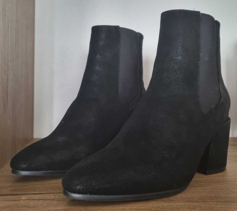 Дамски черни, велурени боти