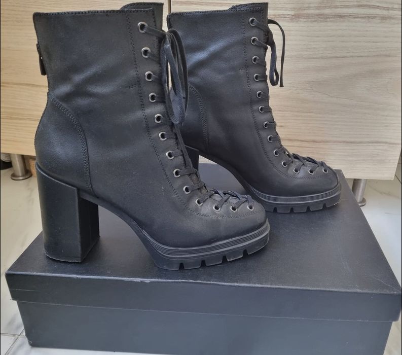 De vanzare botine Musette din piele intoarsa