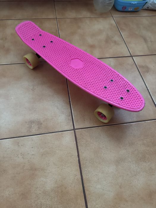 Skateboard roz fete