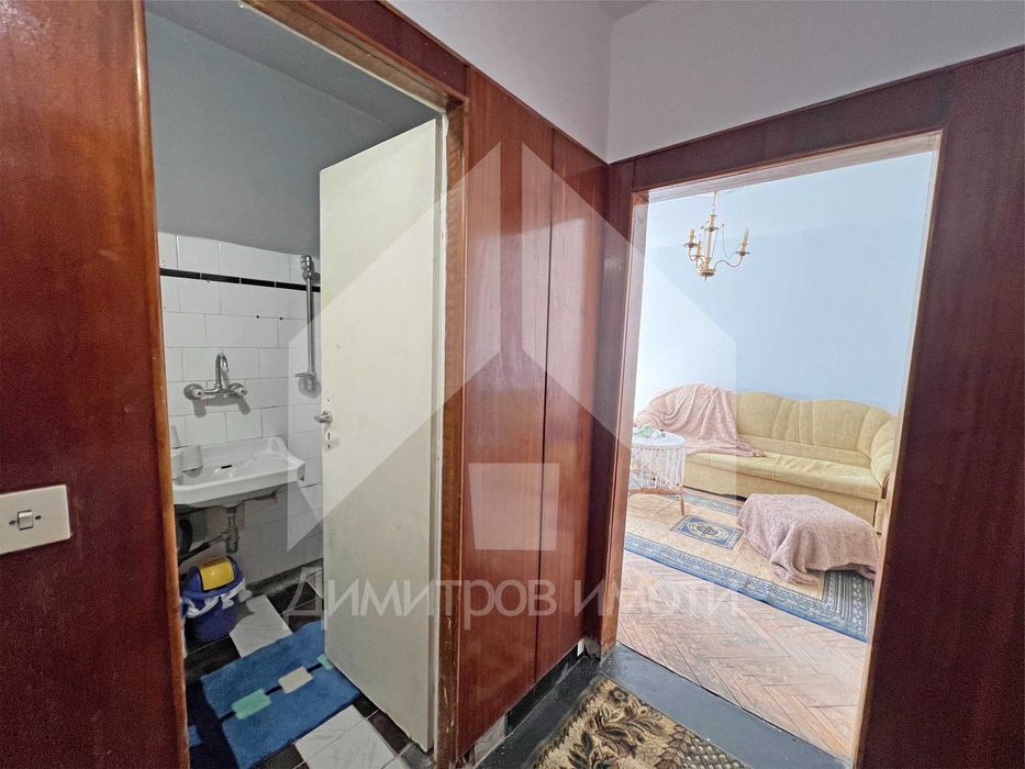 Продава се 65 кв.м. двустаен запазен апартамент ЦЕНТЪР гр. Нови пазар