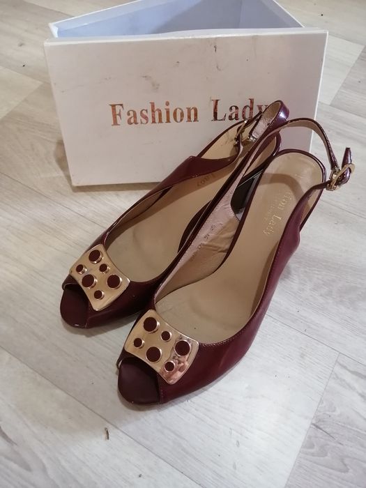 Продам босоножки