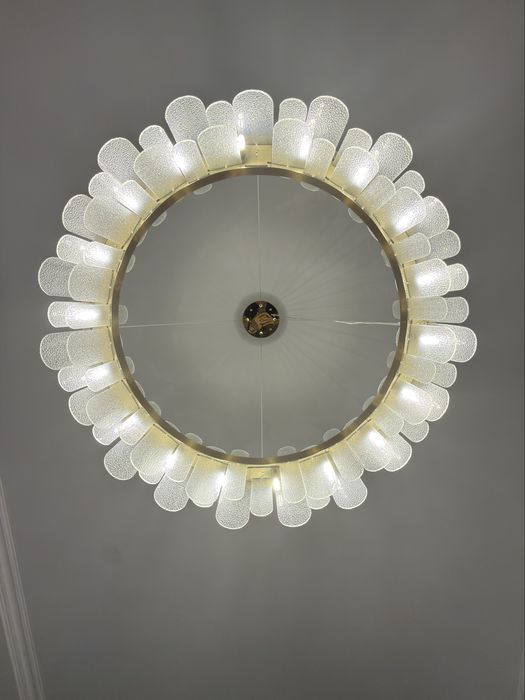 Шикарная Люстра диаметром 1 м