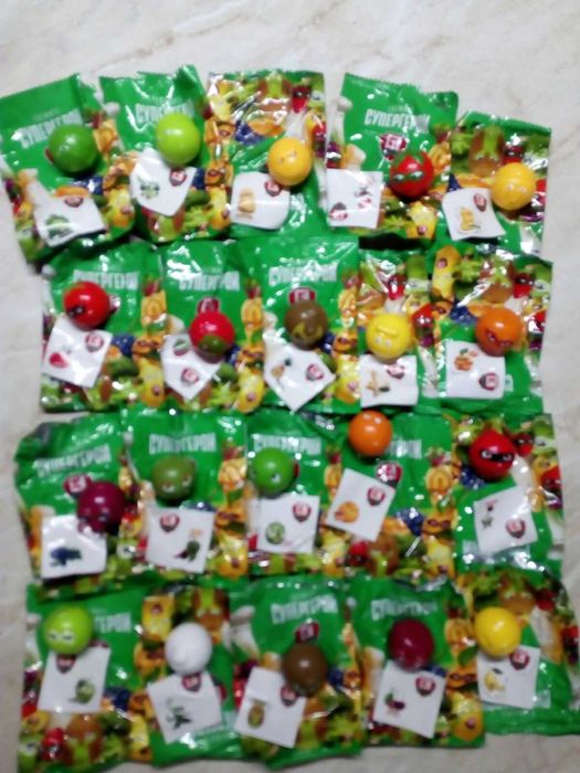 Комплекти от 24 скокльовци Енгри Бърдс и 20 Топчета Супергерои