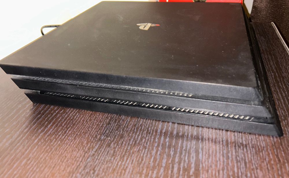 Playstation 4 pro 1 TB + 2 controllere + joc Fifa (19,20,21,22)