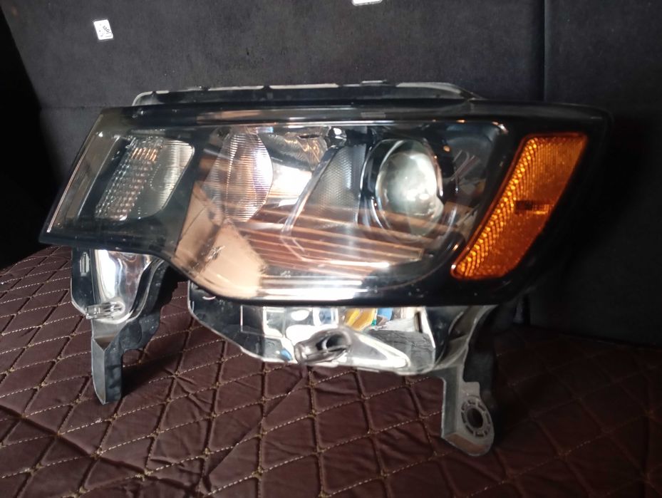 Продавам ляв фар за Гранд чероки