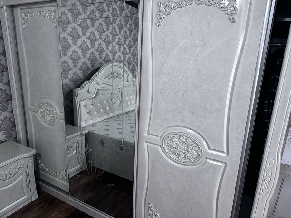 Спальний гарнитур сотилади