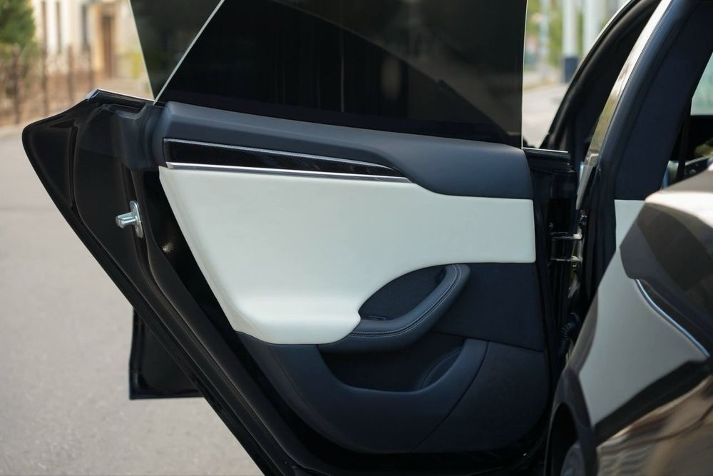 Tesla model S  672км