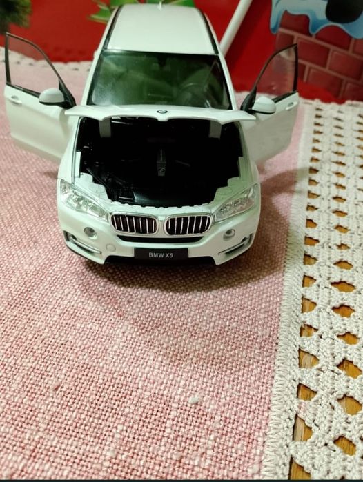 Vând BMW x5 de jucărie scara 1:24