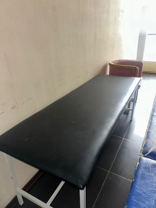 Продам две кушетки и кресло