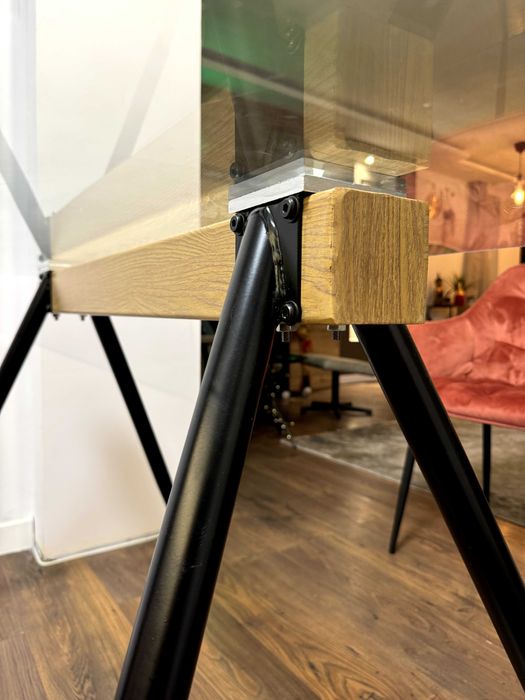 Стъклена маса с метални крака