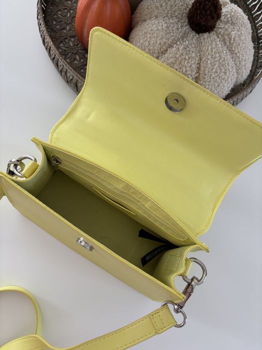 Малка чанта в жълто