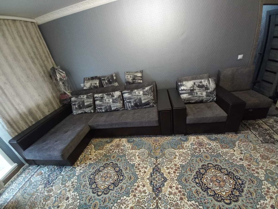 Диван с креслом.