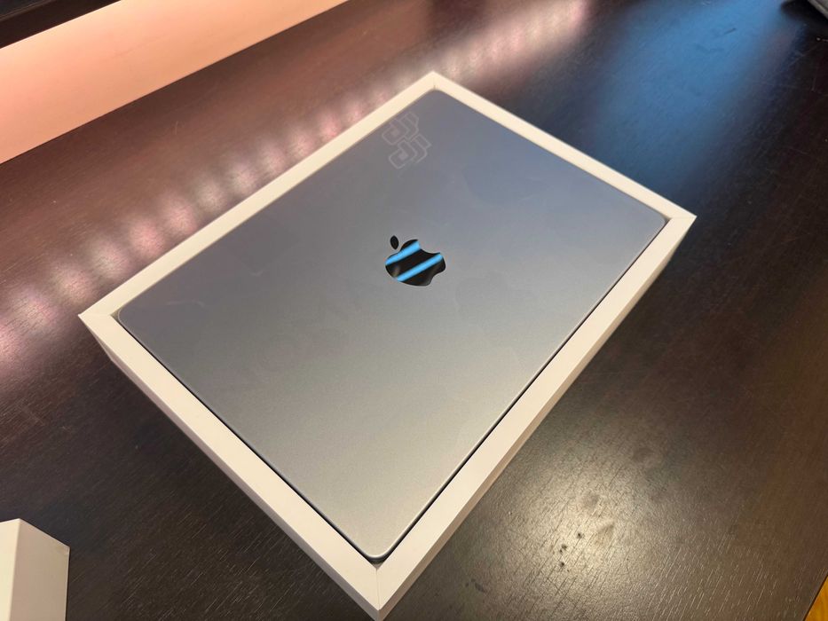 14" MacBook Pro, M1 Max, 10-core CPU, 24-core GPU, 32GB, 1TB