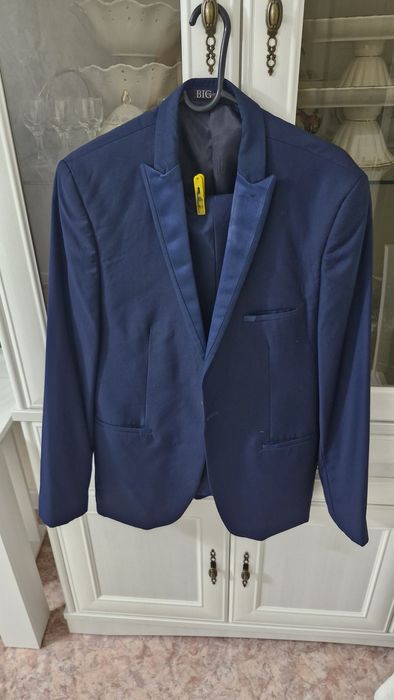 Прод.костюм.сост.хор.цв.темно.синий.раз.52.ц.5.тыс.торг.есть.сроч.