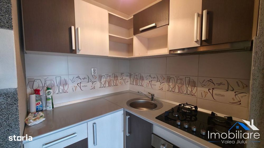 Garsonieră modernă, complet renovată, etaj 2 – Lupeni | lângă Primărie