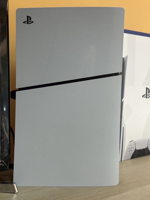 Playstation 5 Slim Disk Edition 1000GB с контролер и 3 игри.